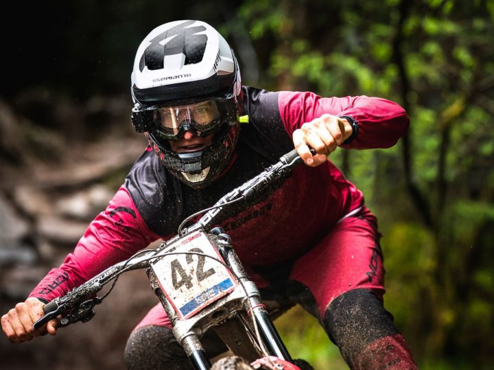 Comet distribue les casques Bluegrass